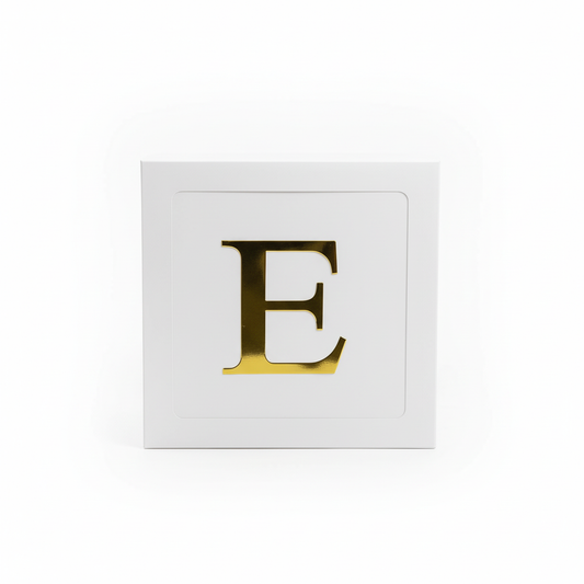 Wit Papieren Doosje met Gouden Letter E
