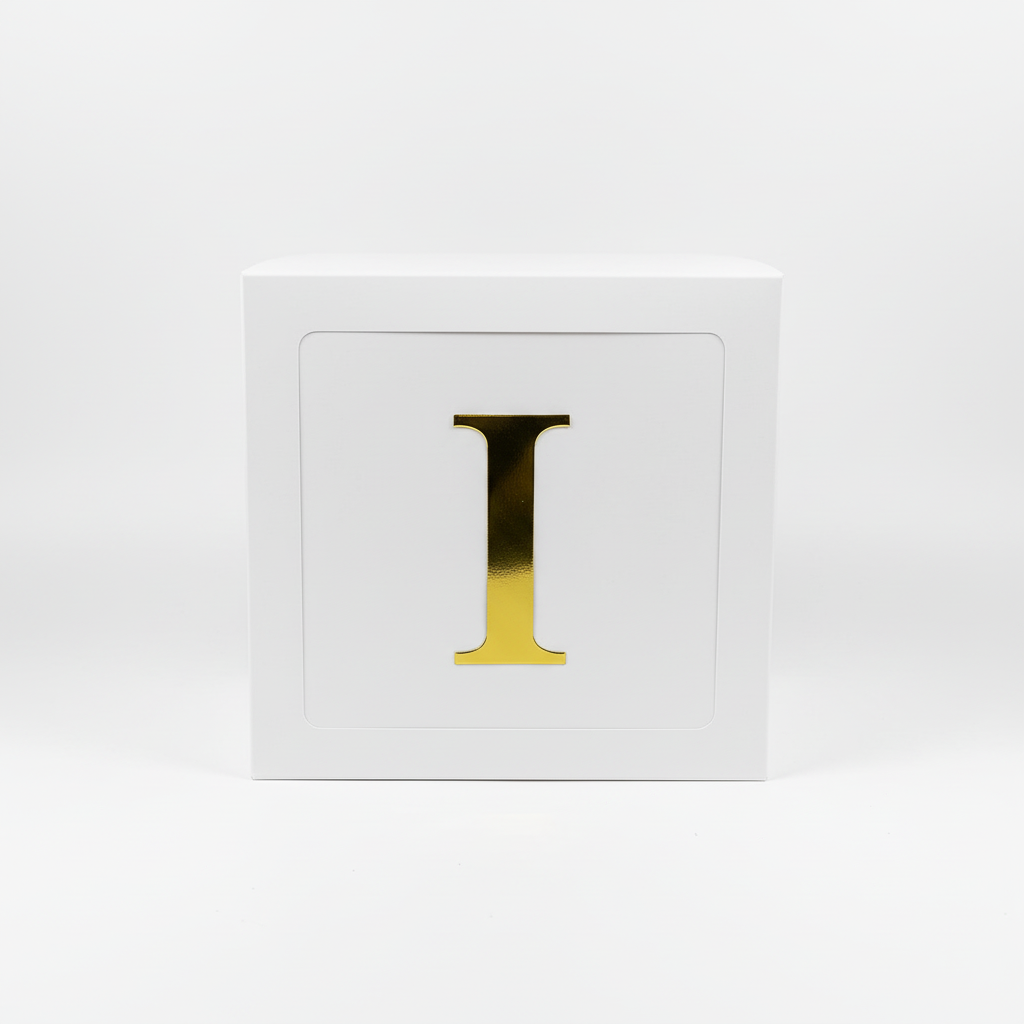 Wit Papieren Doosje met Gouden Letter I